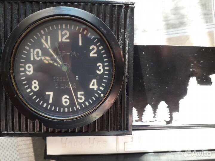 Подставка с часами 