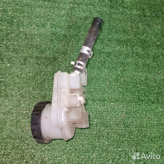 Бачок тормозной жидкости Toyota Passo m700A