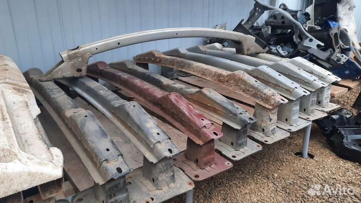 Усилитель переднего бампера Мазда 3