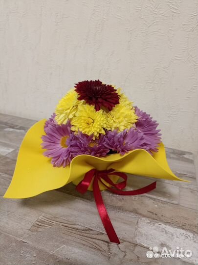 Композиция в губке цветы хризантемы букет