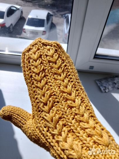 Шапка и варежки ручной работы