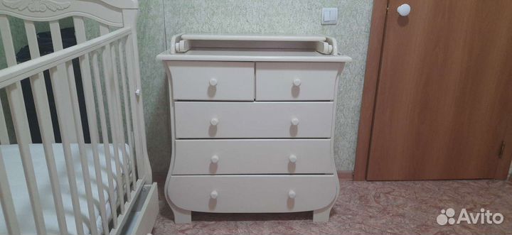 Детская кровать и пеленальный комод