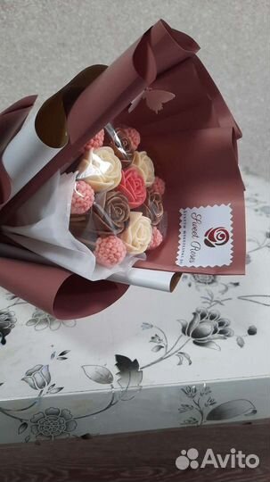 Шоколадный букет из роз и малин