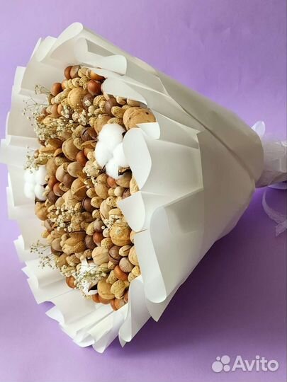 Букет из орехов