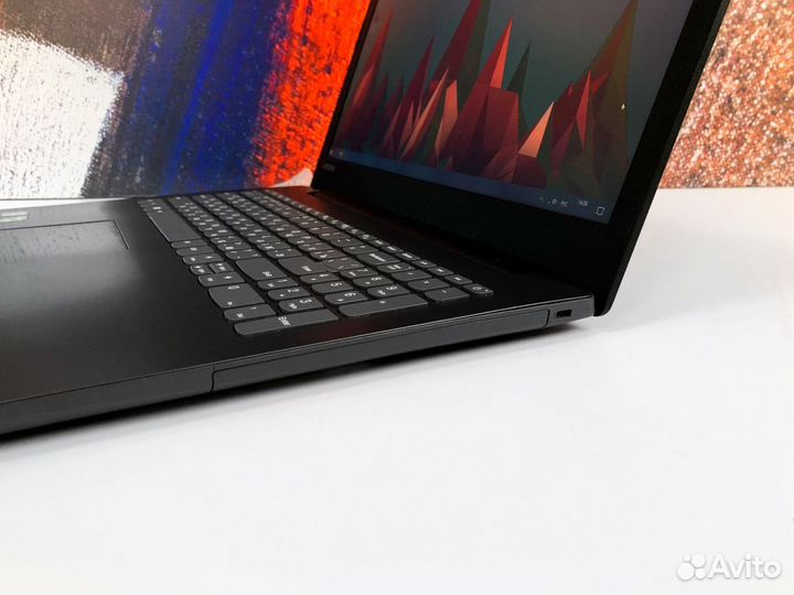 Ноутбук с матовым экраном Lenovo с i3 / GeForce