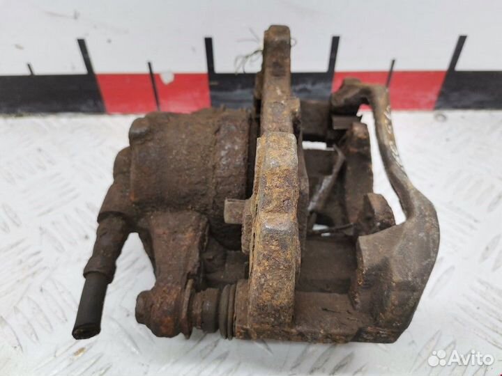 Суппорт передний левый Volvo S60 2004