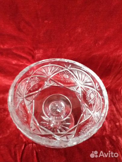 Хрустальная ваза на ножке