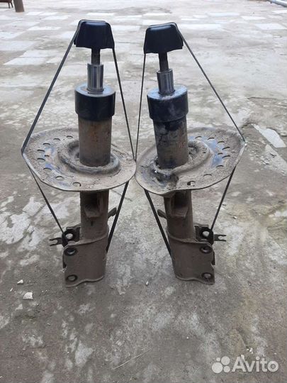 Амортизатор (стойка) передние прав лев Nissan Qash