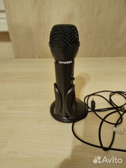Микрофон на стойке Hyundai