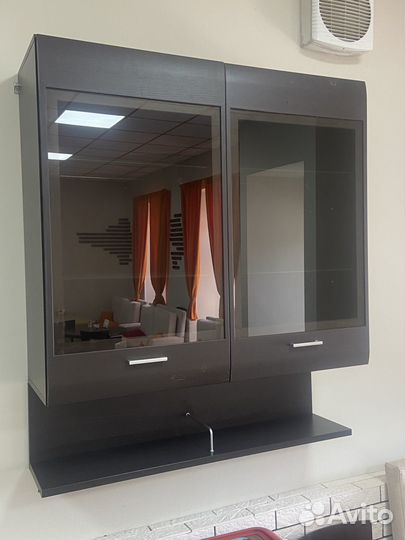 Навесные шкафчики с полочками