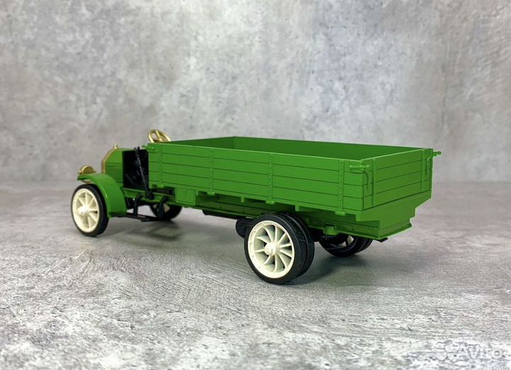 Коллекционная модель авто уайт-амо 1:43