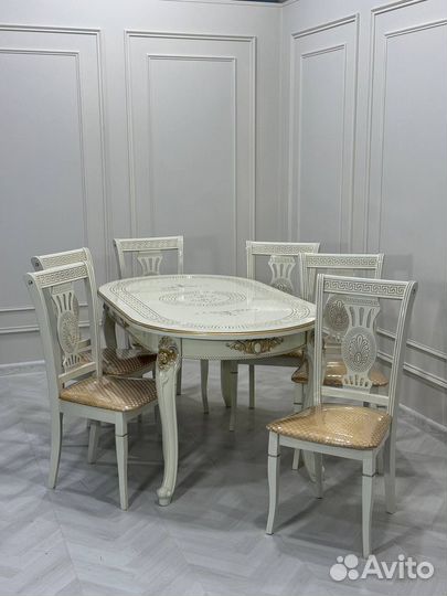 Стол и стулья в гостиную. В наличии
