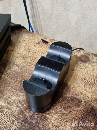 Sony PS4 Pro 1tb + два геймпада и зарядная станция
