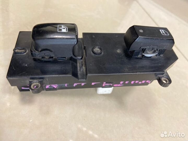 Кнопка стеклоподъемника передняя правая Hyundai