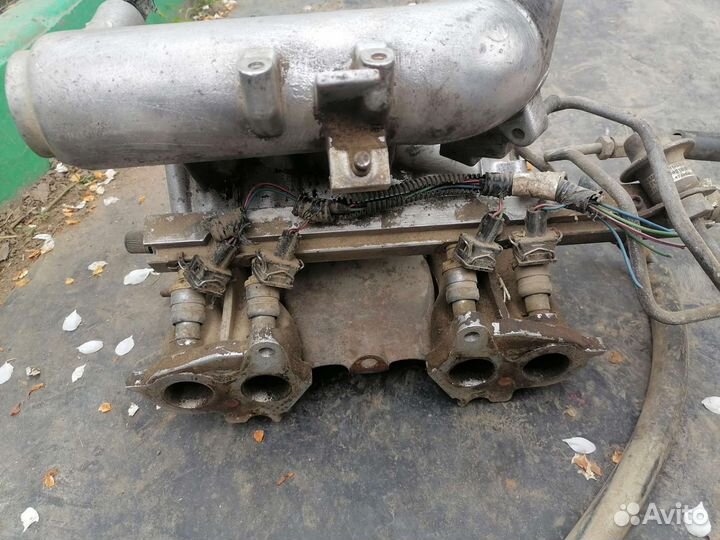 Выпускной ресивер с топливной рампой и выпускной