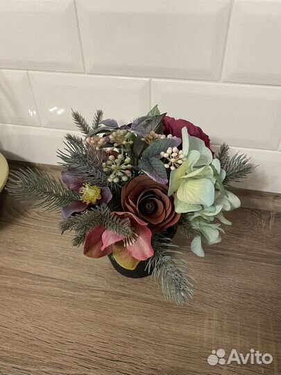 Искусственные цветы в горшке