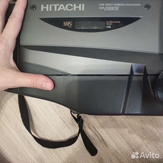 Видеокамера из 1990-х Hitachi VHS
