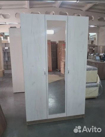 Шкаф трехстворчатый с зеркалом