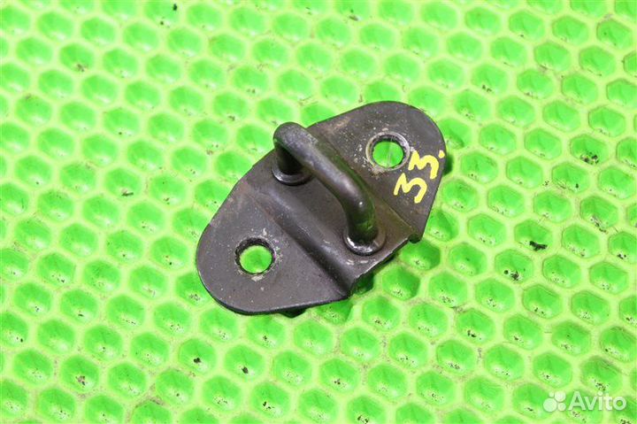 Петля замка багажника задняя Nissan Vanette SK82MN