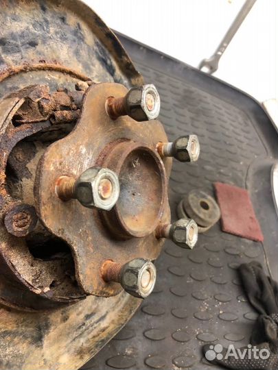 Кулак задний левый Nissan Teana J31 2003-2005