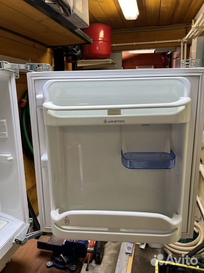 Встроенный холодильник ariston