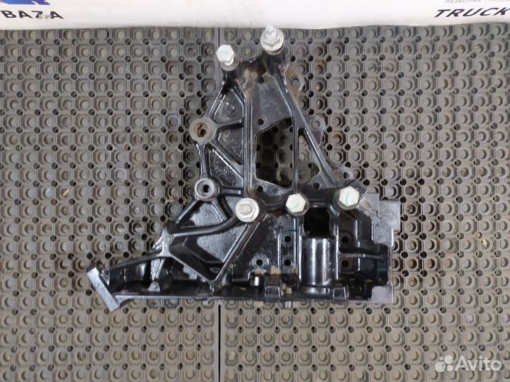 21116689 Кронштейн буксировочный левый Renault T