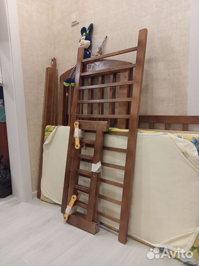 Детская кроватка с продольным маятником