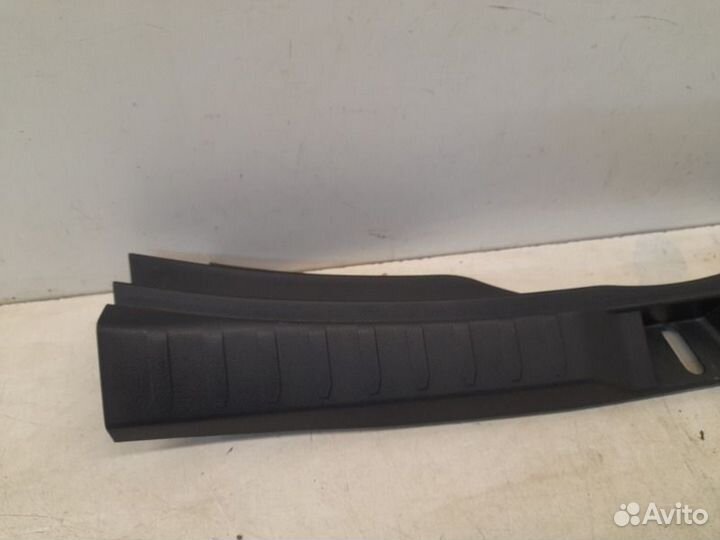 Накладка замка багажника Toyota Rav4 50 2018