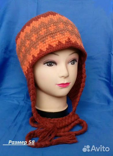 Вязаная шапочка с косичками