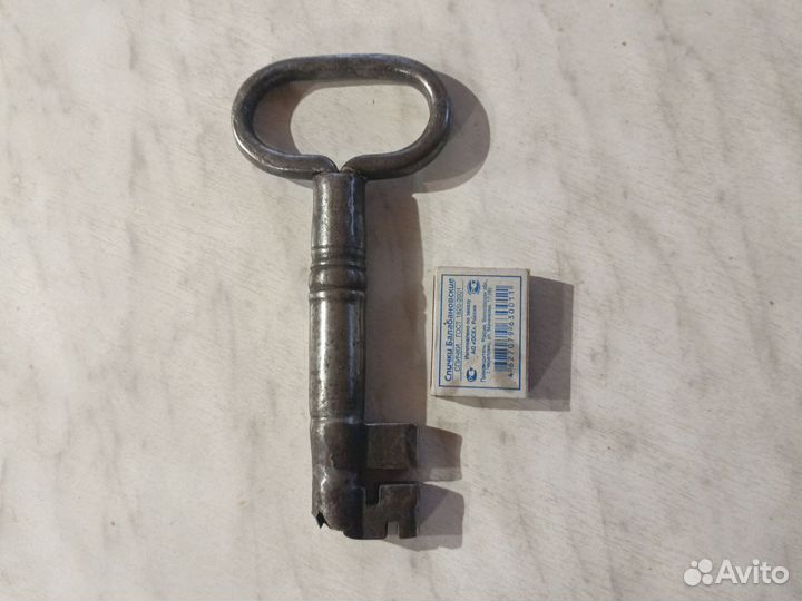 Продам старинный замок и многое другое