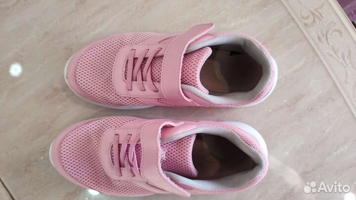 Кроссовки женские