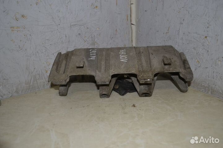 Кронштейн впускного коллектора Renault Logan