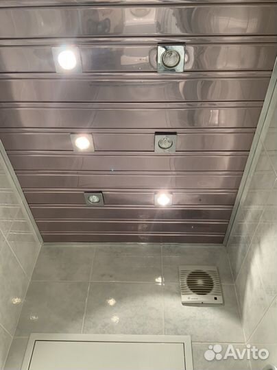 Потолок зеркальный для ванной реечный хром