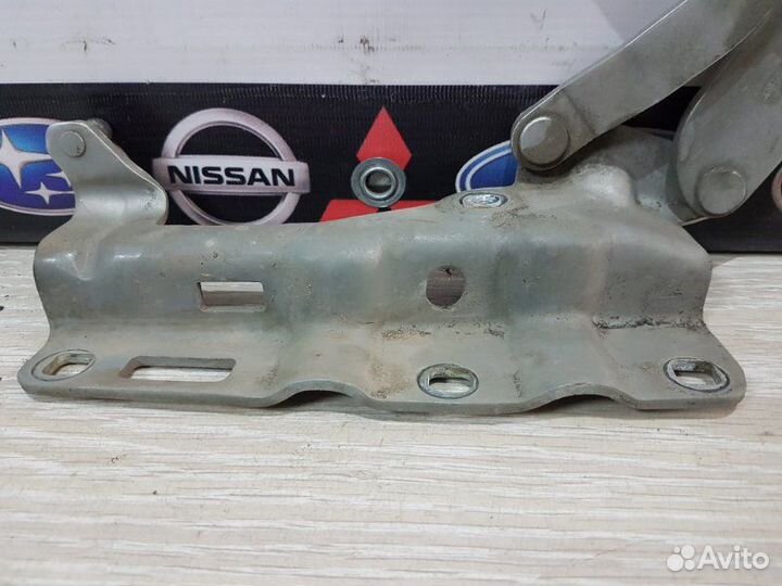 Петля капота передняя левая Mercedes-Benz C-Class