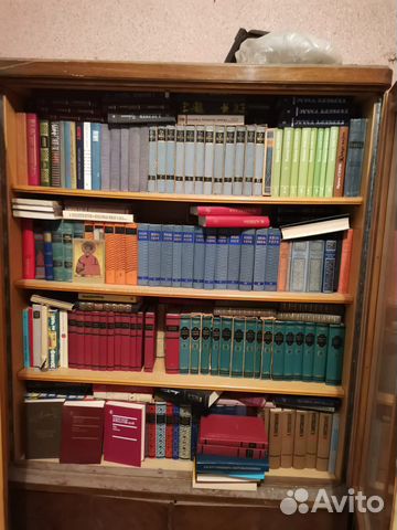 Книги вместе со шкафами