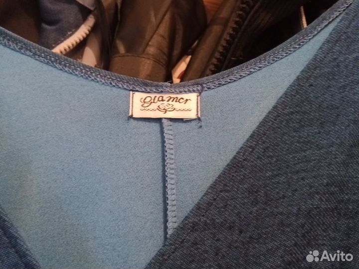 Платье в вырезом на ногах