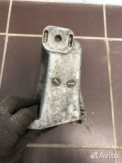 Кронштейн опоры кпп Audi A4 B5