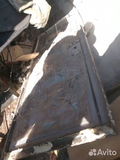 Дверь металлическая с замком, тяжелая