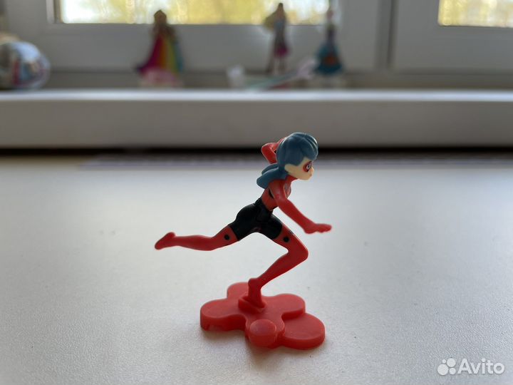 Игрушки киндер сюрприз Леди Баг и Супер Кот