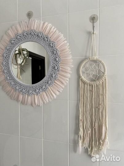 Зеркало макраме с перьями