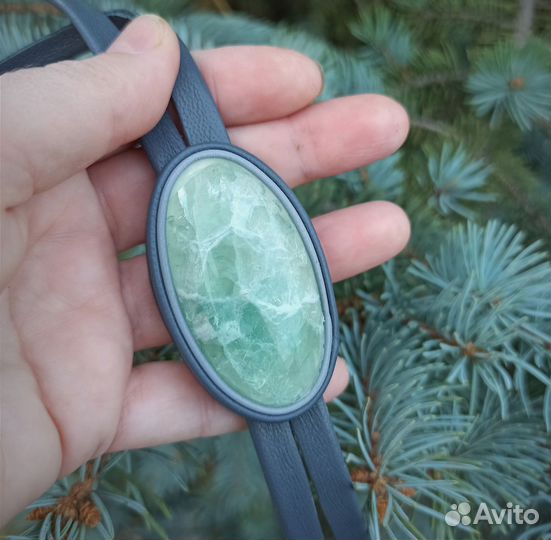 Галстук-боло с флюоритом. Стильный аксессуар