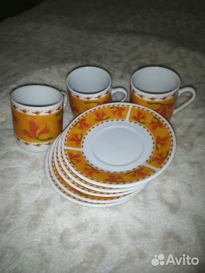 Кофейные чашки с блюдцами