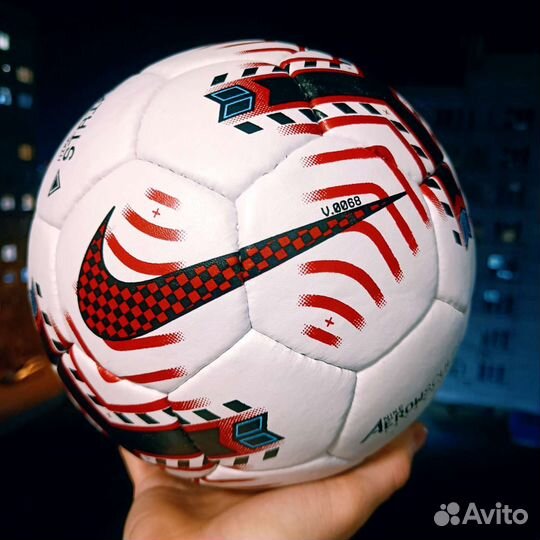 Новый футбольный мяч Nike Strike