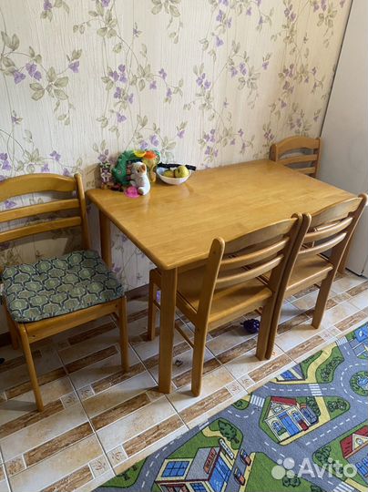 Стол и стулья