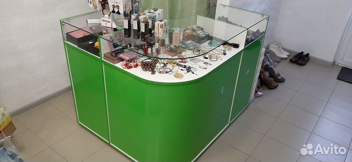 Стол угловой закруглённый (витрина)