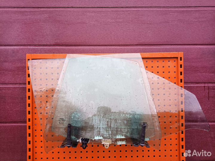 Стекло двери Nissan Primera