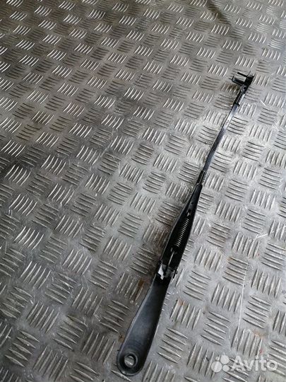 Поводок стеклоочистителя левый Opel Astra H L69