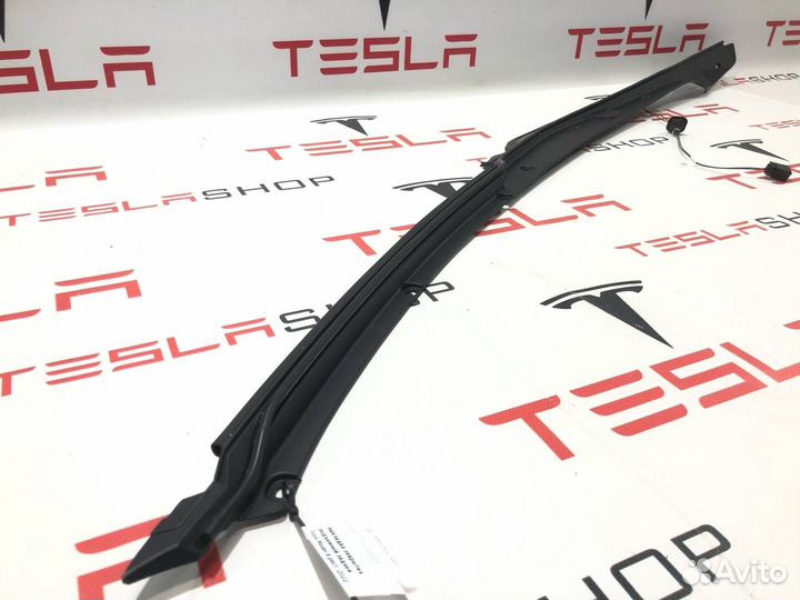 Накладка закрытия подъемной задней двери Tesla