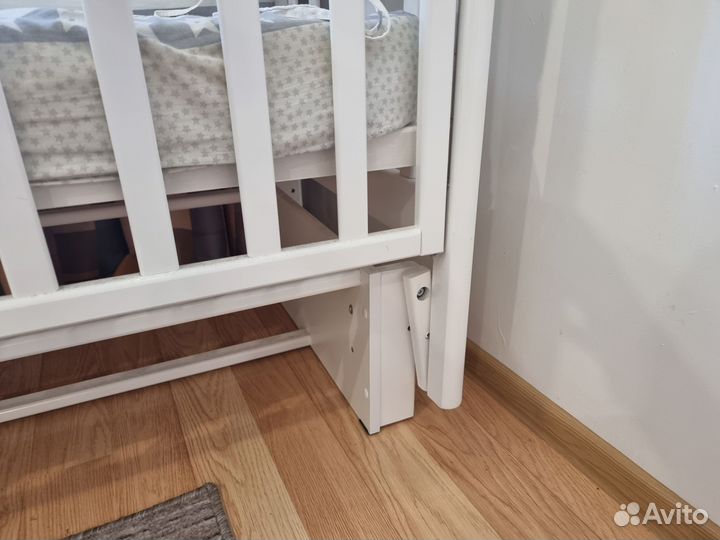 Детская кроватка с маятником, плюс матраси и бельё