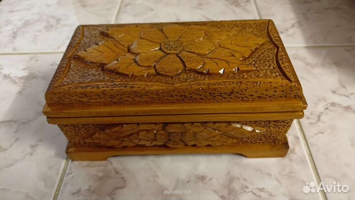 Шкатулка резная деревянная